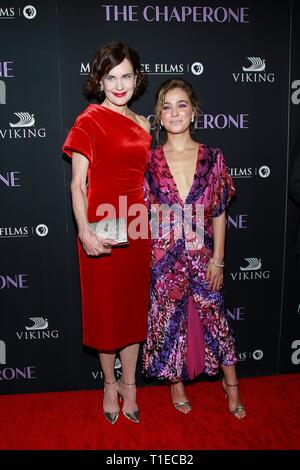 New York, NY, USA. Mar 25, 2019. Elizabeth McGovern, Haley Lu Richardson à l'arrivées de l'escorte de Premiere, Museum of Modern Art (MoMA), New York, NY 25 Mars, 2019. Crédit : Jason Mendez/Everett Collection/Alamy Live News Banque D'Images