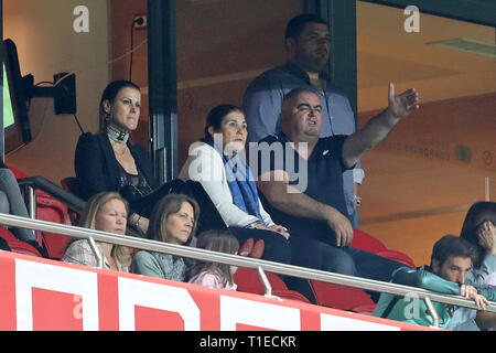 Elma Aveiro (soeur de Cristiano Ronaldo), Dolores Aveiro (mère de Cristiano Ronaldo) et José Andrade (beau-père de Cristiano Ronaldo), Cristiano Ronaldo's family regarder le match pendant les qualifications - Groupe B à l'Euro 2020 match de football entre le Portugal contre la Serbie. (Score final : Portugal 1 - 1 Serbie) Banque D'Images