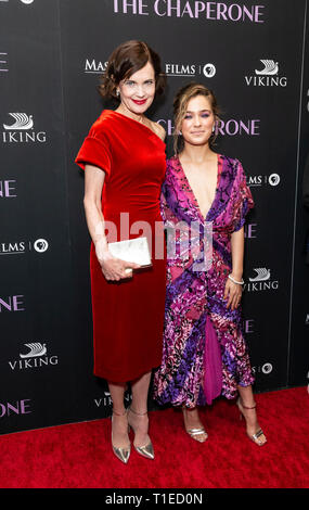 New York, États-Unis. Mar 25, 2019. New York, NY - 25 mars 2019 : Elizabeth McGovern, Haley Lu Richardson assister à New York première de l'Escorte hébergé par PBS et chef-Films au Musée d'Art Moderne Crédit : lev radin/Alamy Live News Banque D'Images