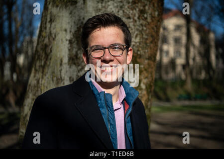 22 mars 2019, Bavaria, Munich : Felix Finkbeiner, écologiste et fondateur de l'usine-pour-le-Planet initiative, sourit à la caméra. Felix Finkbeiner fondé une initiative en 2007 avec lequel il est toujours actif dans le monde entier aujourd'hui. Ses collègues et lui plantent des arbres pour lutter contre le changement climatique. Parce que les arbres se lient le dioxyde de carbone et produisent de l'oxygène. Photo : Sina Schuldt/dpa Banque D'Images