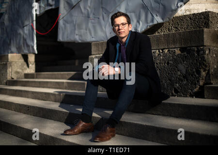 22 mars 2019, Bavaria, Munich : Felix Finkbeiner, écologiste et fondateur de l'usine-pour-le-Planet initiative, est assis sur un escalier. Felix Finkbeiner fondé une initiative en 2007 avec lequel il est toujours actif dans le monde entier aujourd'hui. Ses collègues et lui plantent des arbres pour lutter contre le changement climatique. Parce que les arbres se lient le dioxyde de carbone et produisent de l'oxygène. Photo : Sina Schuldt/dpa Banque D'Images