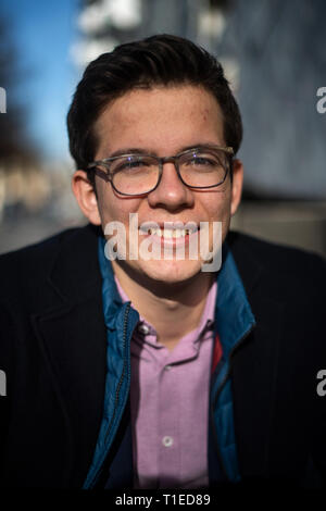 22 mars 2019, Bavaria, Munich : Felix Finkbeiner, écologiste et fondateur de l'usine-pour-le-Planet initiative, sourit à la caméra. Felix Finkbeiner fondé une initiative en 2007 avec lequel il est toujours actif dans le monde entier aujourd'hui. Ses collègues et lui plantent des arbres pour lutter contre le changement climatique. Parce que les arbres se lient le dioxyde de carbone et produisent de l'oxygène. Photo : Sina Schuldt/dpa Banque D'Images