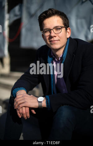 22 mars 2019, Bavaria, Munich : Felix Finkbeiner, écologiste et fondateur de l'usine-pour-le-Planet initiative, est assis sur un escalier. Felix Finkbeiner fondé une initiative en 2007 avec lequel il est toujours actif dans le monde entier aujourd'hui. Ses collègues et lui plantent des arbres pour lutter contre le changement climatique. Parce que les arbres se lient le dioxyde de carbone et produisent de l'oxygène. Photo : Sina Schuldt/dpa Banque D'Images