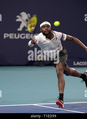 Miami Gardens, Florida, USA. 25 Mar 2019. Frances Tiafoe bat David Ferrer de l'Espagne pendant le jour 8 de l'Open de Miami présenté par Itau au Hard Rock Stadium le 25 mars 2019 à Miami Gardens, en Floride. People : Frances Tiafoe Banque D'Images