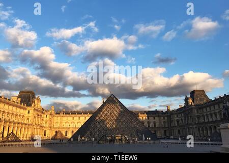 Paris. Mar 25, 2019. Photo prise avec un téléphone mobile le 25 mars 2019 présente le musée du Louvre à Paris, France. Credit : Zhang Cheng/Xinhua/Alamy Live News Banque D'Images
