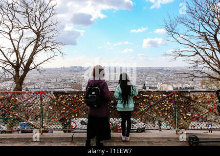 Paris, France. Mar 25, 2019. Les visiteurs regard sur la ville vue sur la colline de Montmartre à Paris, France, le 25 mars 2019. Credit : Zhang Cheng/Xinhua/Alamy Live News Banque D'Images