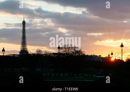 Paris. Mar 25, 2019. Photo prise le 25 mars 2019, montre la Tour Eiffel à Paris, France. Credit : Zhang Cheng/Xinhua/Alamy Live News Banque D'Images