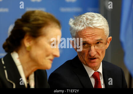 (190326) -- ORGANISATION DES NATIONS UNIES, le 26 mars 2019 (Xinhua) -- Le secrétaire général adjoint des Nations Unies aux affaires humanitaires Mark Lowcock (R) et d'Henrietta Fore, chef de l'Organisation des Nations Unies pour l'enfance (UNICEF), assister à une réunion de presse sur sa récente visite en République démocratique du Congo, au siège des Nations Unies à New York, mars 25, 2019. Mark Lowcock a appelé lundi la communauté internationale à soutenir la lutte contre le virus Ebola en République démocratique du Congo, où l'épidémie a coûté 621 vies. (Xinhua/Muzi Li) Banque D'Images