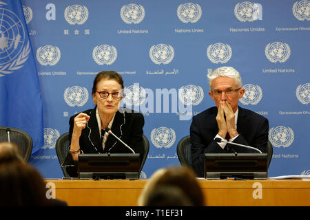 (190326) -- ORGANISATION DES NATIONS UNIES, le 26 mars 2019 (Xinhua) -- Henrietta Fore (L), responsable de l'Organisation des Nations Unies pour l'enfance (UNICEF), s'adresse aux journalistes avec un sous-secrétaire général aux affaires humanitaires Mark Lowcock au cours d'un point de presse sur sa récente visite en République démocratique du Congo, au siège des Nations Unies à New York, mars 25, 2019. Mark Lowcock a appelé lundi la communauté internationale à soutenir la lutte contre le virus Ebola en République démocratique du Congo, où l'épidémie a coûté 621 vies. (Xinhua/Muzi Li) Banque D'Images