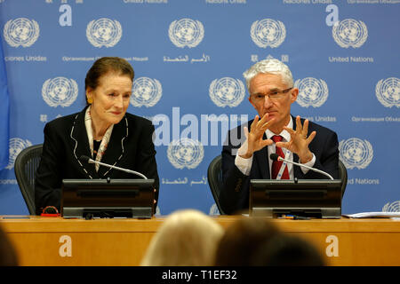 (190326) -- ORGANISATION DES NATIONS UNIES, le 26 mars 2019 (Xinhua) -- Le secrétaire général adjoint des Nations Unies aux affaires humanitaires Mark Lowcock (R) s'adresse aux journalistes avec Henrietta Fore, chef de l'Organisation des Nations Unies pour l'enfance (UNICEF), au cours d'un point de presse sur sa récente visite en République démocratique du Congo, au siège des Nations Unies à New York, mars 25, 2019. Mark Lowcock a appelé lundi la communauté internationale à soutenir la lutte contre le virus Ebola en République démocratique du Congo, où l'épidémie a coûté 621 vies. (Xinhua/Muzi Li) Banque D'Images