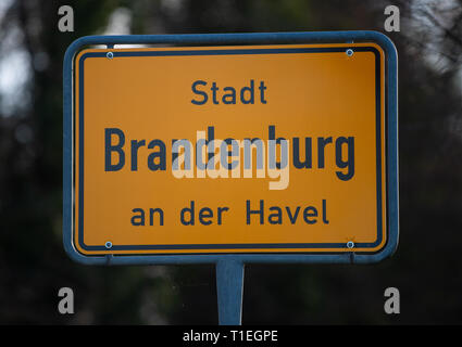 Brandenburg an der Havel, Allemagne. Mar 25, 2019. Un panneau avec l'inscription 'Brandenburg an der Havel' se situe à l'entrée du village. Credit : Monika Skolimowska/dpa-Zentralbild/dpa/Alamy Live News Banque D'Images