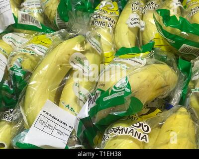 Bangkok, Thaïlande. Mar 26, 2019. Les bananes emballées dans du plastique sont couché dans un supermarché. Dans la lutte contre les déchets en plastique, un supermarché dans le nord de la Thaïlande est maintenant de retour aux méthodes d'antan : les fruits et légumes sont de nouveau enveloppés dans des feuilles de bananier. (Dpa 'feuilles de bananier et non de plastique : supermarché thaï est la conversion') Credit : Christoph Sator/dpa/Alamy Live News Banque D'Images