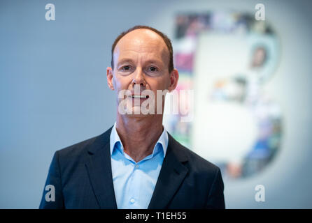 Berlin, Allemagne. Mar 26, 2019. Thomas Rabe, Président de la Bertelsmann SE & Co. KGaA Bertelsmann dans le bureau de représentation. Le groupe Bertelsmann comprend le groupe de télévision RTL Group, le groupe de l'édition Penguin Random House, l'éditeur de magazines Gruner Jahr, la société de Musique BMG et le fournisseur de services d'Arvato. Crédit : Bernd von Jutrczenka/dpa/Alamy Live News Banque D'Images