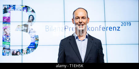 Berlin, Allemagne. Mar 26, 2019. Thomas Rabe, Président de la Bertelsmann SE & Co. KGaA Bertelsmann dans le bureau de représentation. Le groupe Bertelsmann comprend le groupe de télévision RTL Group, le groupe de l'édition Penguin Random House, l'éditeur de magazines Gruner Jahr, la société de Musique BMG et le fournisseur de services d'Arvato. Crédit : Bernd von Jutrczenka/dpa/Alamy Live News Banque D'Images