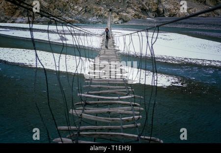 19 mars 2012 - Passu, Hunza, Pakistan - DOSSIER - Homme traversant le pont de Hussaini Passu, vieux pont suspendu, au-dessus de la rivière Hunza dans la vallée Hunza (crédit Image : © Jordi Boixareu/Zuma sur le fil) Banque D'Images