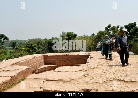 Bogra, Dhaka. Mar 25, 2019. Personnes visitent Mahasthangarh, l'un des premiers sites archéologiques urbain situé dans le quartier de Bogra, quelque 197 km au nord-ouest de Dhaka, le 25 mars 2019. Comme l'un des plus anciens sites archéologiques urbains découvertes jusqu'au Bangladesh, Mahasthangarh est les restes de l'ancienne ville d'Pundranagar. Credit : Stringer/Xinhua/Alamy Live News Banque D'Images