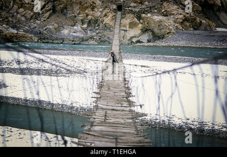 20 mars 2012 - Passu, Hunza, Pakistan - fichier image prise sur Janvier 2000 - Homme traversant le pont de Hussaini Passu, vieux pont suspendu, au-dessus de la rivière Hunza dans la vallée Hunza (crédit Image : © Jordi Boixareu/Zuma sur le fil) Banque D'Images