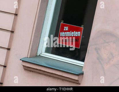 Brandenburg an der Havel, Allemagne. Mar 25, 2019. Un panneau "à louer" qui est dans un appartement vacant. Credit : Monika Skolimowska/dpa-Zentralbild/dpa/Alamy Live News Banque D'Images