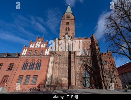 Brandenburg an der Havel, Allemagne. Mar 25, 2019. La tour de la cathédrale se dresse dans le ciel. La Cathédrale de Brandenbourg, dédiée aux Apôtres Pierre et Paul, est le plus ancien bâtiment et le point de départ de l'histoire de la ville de Brandenburg an der Havel. La première pierre a été posée en 1165. Credit : Monika Skolimowska/dpa-Zentralbild/dpa/Alamy Live News Banque D'Images