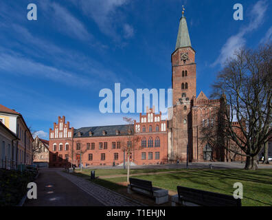 Brandenburg an der Havel, Allemagne. Mar 25, 2019. La tour de la cathédrale se dresse dans le ciel. La Cathédrale de Brandenbourg, dédiée aux Apôtres Pierre et Paul, est le plus ancien bâtiment et le point de départ de l'histoire de la ville de Brandenburg an der Havel. La première pierre a été posée en 1165. Credit : Monika Skolimowska/dpa-Zentralbild/dpa/Alamy Live News Banque D'Images