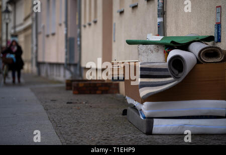 25 mars 2019, le Brandebourg, Brandenburg an der Havel : déchets encombrants est allongé sur le trottoir en face d'une maison. Photo : Monika Skolimowska/dpa-Zentralbild/dpa Banque D'Images