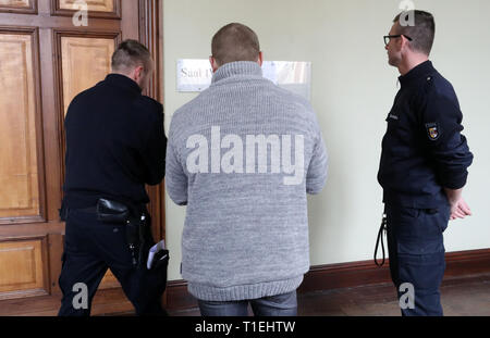 Wismar, Allemagne. Mar 26, 2019. Le défendeur dans le procès d'une attaque contre une république est prise à la salle d'audience du tribunal local. Le ministère public accuse un homme de Wismar menace de lésions corporelles graves et dangereuses. En août 2018, il est dit avoir attaqué un puis 20 ans République dans un parc de Wismar, frappé à terre et battu. Crédit : Bernd Wüstneck/dpa/Alamy Live News Banque D'Images