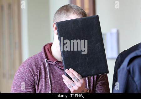 Wismar, Allemagne. Mar 26, 2019. Le défendeur dans le procès d'une attaque contre une république est prise à la salle d'audience du tribunal local. Le ministère public accuse un homme de Wismar menace de lésions corporelles graves et dangereuses. En août 2018, il est dit avoir attaqué un puis 20 ans République dans un parc de Wismar, frappé à terre et battu. Crédit : Bernd Wüstneck/dpa/Alamy Live News Banque D'Images