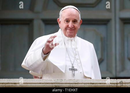 Rome, Italie. Mar 26, 2019. Pape Francis salut la foule en place Campidoglio Rome le 26 mars 2019. Le pape François (Jorge Mario Bergoglio) Visite du Maire de Rome à Campidoglio. photo di Samantha Zucchi/Insidefoto insidefoto Crédit : srl/Alamy Live News Banque D'Images