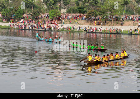 Dhaka, Bangladesh. Mar 26, 2019. Dhaka, Bangladesh - 26 mars 2019 : une course de bateau, organisé par le Bangladesh dans Hatirjheel Fédération d'Aviron dans le lac de la Dhaka mardi pour marquer le Jour de l'indépendance fascine les touristes. Credit : SK Hasan Ali/Alamy Live News Banque D'Images