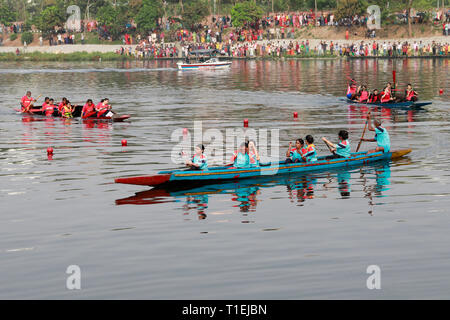 Dhaka, Bangladesh. Mar 26, 2019. Dhaka, Bangladesh - 26 mars 2019 : une course de bateau, organisé par le Bangladesh dans Hatirjheel Fédération d'Aviron dans le lac de la Dhaka mardi pour marquer le Jour de l'indépendance fascine les touristes. Credit : SK Hasan Ali/Alamy Live News Banque D'Images