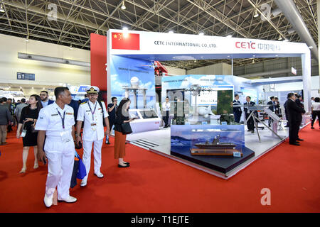 Langkawi, Malaisie. Mar 26, 2019. Personnes visitent le pavillon chinois lors de la 15ème Langkawi International Maritime and Aerospace Exhibition (LIMA) à Langkawi, Malaisie, le 26 mars 2019. La 15e Lima a débuté le mardi, avec les entreprises de défense du monde entier luttant pour une plus grande part dans les pays asiatiques de l'industrie de la défense. Credit : Chong Chung Voon/Xinhua/Alamy Live News Banque D'Images