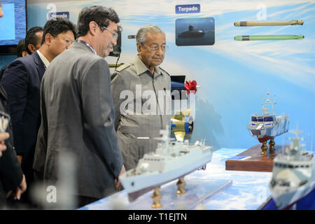 Langkawi, Malaisie. Mar 26, 2019. Le Premier Ministre malaisien Mahathir Mohamad (1e R) visite le pavillon chinois lors de la 15ème Langkawi International Maritime and Aerospace Exhibition (LIMA) à Langkawi, Malaisie, le 26 mars 2019. La 15e Lima a débuté le mardi, avec les entreprises de défense du monde entier luttant pour une plus grande part dans les pays asiatiques de l'industrie de la défense. Credit : Chong Chung Voon/Xinhua/Alamy Live News Banque D'Images