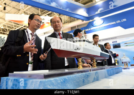 Langkawi, Malaisie. Mar 26, 2019. Personnes visitent le pavillon chinois lors de la 15ème Langkawi International Maritime and Aerospace Exhibition (LIMA) à Langkawi, Malaisie, le 26 mars 2019. La 15e Lima a débuté le mardi, avec les entreprises de défense du monde entier luttant pour une plus grande part dans les pays asiatiques de l'industrie de la défense. Credit : Chong Chung Voon/Xinhua/Alamy Live News Banque D'Images