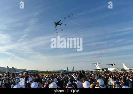 Langkawi, Malaisie. Mar 26, 2019. Performance acrobatique est illustré par Royal Malaysian Air Force (CGRR) lors de la 15ème Langkawi International Maritime and Aerospace Exhibition (LIMA) à Langkawi, Malaisie, le 26 mars 2019. La 15e Lima a débuté le mardi, avec les entreprises de défense du monde entier luttant pour une plus grande part dans les pays asiatiques de l'industrie de la défense. Credit : Chong Chung Voon/Xinhua/Alamy Live News Banque D'Images