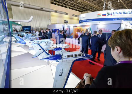 Langkawi, Malaisie. Mar 26, 2019. Modèles d'avion sont accueillis à l'pavillon russe pendant le 15ème Langkawi International Maritime and Aerospace Exhibition (LIMA) à Langkawi, Malaisie, le 26 mars 2019. La 15e Lima a débuté le mardi, avec les entreprises de défense du monde entier luttant pour une plus grande part dans les pays asiatiques de l'industrie de la défense. Credit : Chong Chung Voon/Xinhua/Alamy Live News Banque D'Images