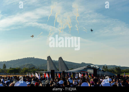 Langkawi, Malaisie. Mar 26, 2019. Performance acrobatique est illustré par Royal Malaysian Air Force (CGRR) lors de la 15ème Langkawi International Maritime and Aerospace Exhibition (LIMA) à Langkawi, Malaisie, le 26 mars 2019. La 15e Lima a débuté le mardi, avec les entreprises de défense du monde entier luttant pour une plus grande part dans les pays asiatiques de l'industrie de la défense. Credit : Chong Chung Voon/Xinhua/Alamy Live News Banque D'Images