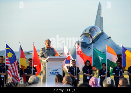 Langkawi, Malaisie. Mar 26, 2019. Le Premier Ministre malaisien Mahathir Mohamad parle lors de la cérémonie d'ouverture de la 15e Langkawi International Maritime and Aerospace Exhibition (LIMA) à Langkawi, Malaisie, le 26 mars 2019. La 15e Lima a débuté le mardi, avec les entreprises de défense du monde entier luttant pour une plus grande part dans les pays asiatiques de l'industrie de la défense. Credit : Chong Chung Voon/Xinhua/Alamy Live News Banque D'Images