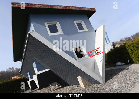 Wolgast, Allemagne. Mar 26, 2019. Richard m dispose d'une chaise dans une chambre à l'envers sur l'île d'Usedom. Les entrepreneurs polonais de Szczecin (Szczecin) voir l'appartement, dans lequel tous les objets sont placés à l'envers afin de donner aux visiteurs une vue particulière de la vie quotidienne. La chambre, qui a ouvert ses portes en 2008, est d'être rénové par le week-end de la nouvelle saison. Personne ne devrait vivre dans la chambre - il est destiné à des fins de musée et d'une partie du projet "Le monde est à l'envers'. Credit : Stefan Sauer/dpa-Zentralbild/dpa/Alamy Live News Banque D'Images