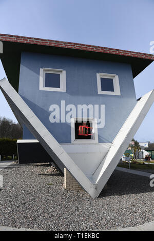 Wolgast, Allemagne. Mar 26, 2019. Richard m dispose d'une chaise dans une chambre à l'envers sur l'île d'Usedom. Les entrepreneurs polonais de Szczecin (Szczecin) voir l'appartement, dans lequel tous les objets sont placés à l'envers afin de donner aux visiteurs une vue particulière de la vie quotidienne. La chambre, qui a ouvert ses portes en 2008, est d'être rénové par le week-end de la nouvelle saison. Personne ne devrait vivre dans la chambre - il est destiné à des fins de musée et d'une partie du projet "Le monde est à l'envers'. Credit : Stefan Sauer/dpa-Zentralbild/dpa/Alamy Live News Banque D'Images
