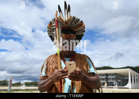 DF - Brasilia - 03/26/2019 - Manifestation des Indiens Pataxos - Indiens Pataxos sont vus ce mardi, 26 mars, l'accomplissement des actes de la Praca dos Tres Poderes qui protestaient pour la santé autochtone. Photo : Mateus Bonomi / AGIF Banque D'Images