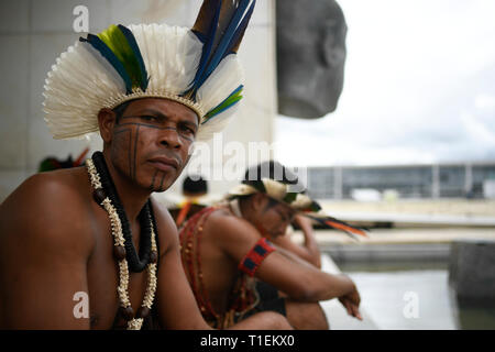 DF - Brasilia - 03/26/2019 - Manifestation des Indiens Pataxos - Indiens Pataxos sont vus ce mardi, 26 mars, l'accomplissement des actes de la Praca dos Tres Poderes qui protestaient pour la santé autochtone. Photo : Mateus Bonomi / AGIF Banque D'Images