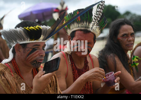 DF - Brasilia - 03/26/2019 - Manifestation des Indiens Pataxos - Indiens Pataxos sont vus ce mardi, 26 mars, l'accomplissement des actes de la Praca dos Tres Poderes qui protestaient pour la santé autochtone. Photo : Mateus Bonomi / AGIF Banque D'Images