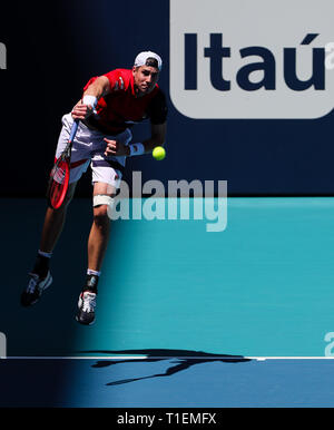 Miami Gardens, Florida, USA. Mar 26, 2019. John Isner, des États-Unis, sert contre Kyle Edmund, de Grande-Bretagne, au cours d'un quatrième tour de l'Open de Miami 2019 présenté par le tournoi de tennis professionnel Itau, joué au Hardrock Stadium de Miami Gardens, Florida, USA. Isner a gagné 7-6 (5), 7-6 (3). Mario Houben/CSM/Alamy Live News Banque D'Images