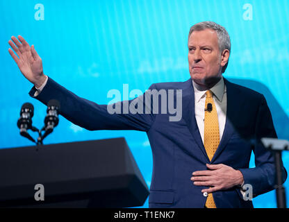 Le maire Bill De Blasio (démocrate de New York, New York) parle à l'American Israel Public Affairs Committee (AIPAC) 2019 Conférence politique à la Convention de Washington Center à Washington, DC Le Lundi, Mars 25, 2019. Credit : Ron Sachs/CNP (restriction : NO New York ou le New Jersey Journaux ou journaux dans un rayon de 75 km de la ville de New York) dans le monde entier d'utilisation | Banque D'Images