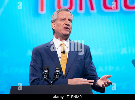 Le maire Bill De Blasio (démocrate de New York, New York) parle à l'American Israel Public Affairs Committee (AIPAC) 2019 Conférence politique à la Convention de Washington Center à Washington, DC Le Lundi, Mars 25, 2019. Credit : Ron Sachs/CNP (restriction : NO New York ou le New Jersey Journaux ou journaux dans un rayon de 75 km de la ville de New York) dans le monde entier d'utilisation | Banque D'Images