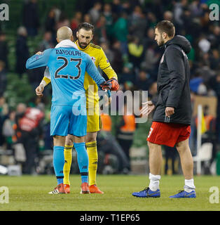 Aviva Stadium de Dublin, Irlande. Mar 26, 2019. Championnats Européens de football UEFA Qualification, République de l'Irlande contre la Géorgie ; Giorgi Loria de la Géorgie et Darren Randolph de l'Irlande embrasser à plein temps de crédit : Action Plus Sport/Alamy Live News Banque D'Images