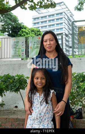 Hong Kong, Chine. 2 Août, 2017. Castle Peak Bay Centre d'immigration. 84 Castle Peak Road. Castle Peak Bay, Tuen Mun. Les réfugiés de Snowden à CIC. VANESSA MAE RODEL avec fille Keana après signature, le à CIC. Vanessa et sa fille sont les premiers de l'anges gardien à Snowdon ont été réinstallés au Canada. Une victime de la violence et de la traite des personnes, elle a contribué à l'abri de la CIA ancien lanceur d'alerte Edward Snowden lorsqu'il s'enfuit à Hong Kong. Elle a obtenu le statut de réfugié au Canada en arrivant sur le 25 mars 2019. Credit : Jayne Russell/ZUMA/ZUMAPRESS.com/Alamy fil Live News Banque D'Images