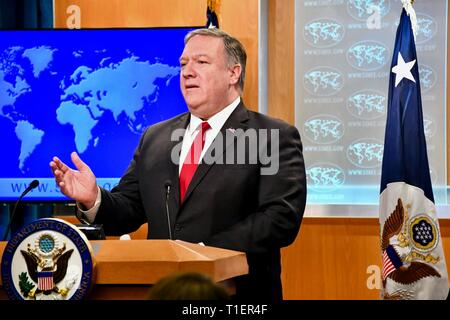 Washington DC, USA. 26Th Mar 2019. La secrétaire d'État des États-Unis, Mike Pompeo est titulaire d'un point de presse au département d'Etat, 26 mars 2019 à Washington, D.C. Crédit : Planetpix/Alamy Live News Banque D'Images