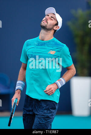 Miami Gardens, Florida, USA. Mar 26, 2019. La Jordanie Thompson, de l'Australie, réagit à un tir contre Kevin Anderson, de l'Afrique du Sud, au cours d'un quatrième tour à l'Open de Miami 2019 présenté par le tournoi de tennis professionnel Itau, joué au Hardrock Stadium de Miami Gardens, Florida, USA. Anderson a remporté 7-5, 7-5. Mario Houben/CSM/Alamy Live News Banque D'Images
