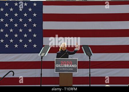 NEW YORK, NY - 24 mars : le candidat démocrate Kirsten Gillibrand Sen. américain parle durant sa campagne présidentielle officielle rallye de lancement Banque D'Images